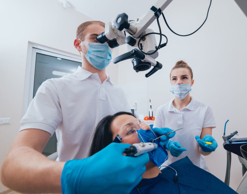 Zabiegi stomatologiczne pod mikroskopem to gwarancja bezpieczeństwa i jakości