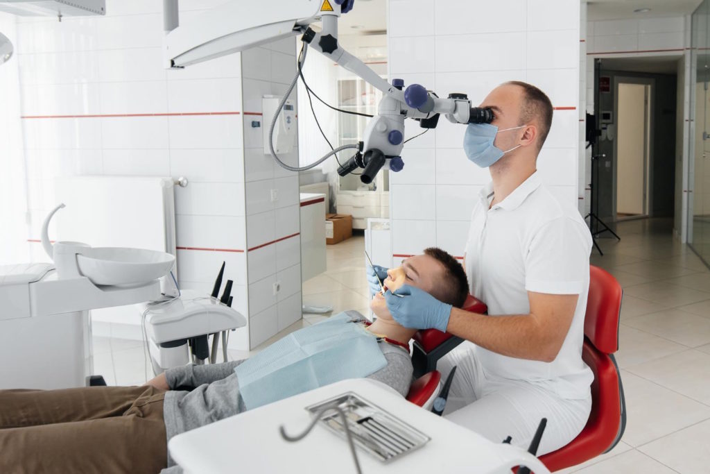 Mikroskopowa stomatologia to rewolucyjna metoda, która umożliwia dentystom pracę na najwyższym poziomie precyzji