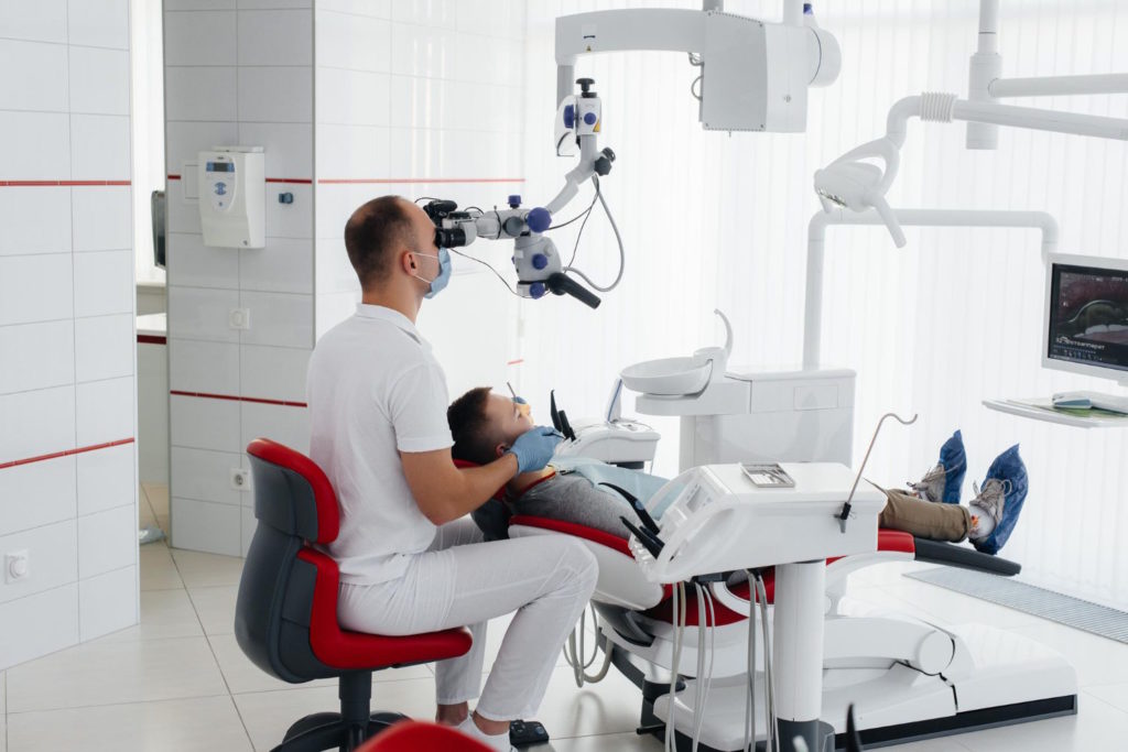 Mikroskopowa stomatologia to rewolucyjna metoda, która umożliwia dentystom pracę na najwyższym poziomie precyzji