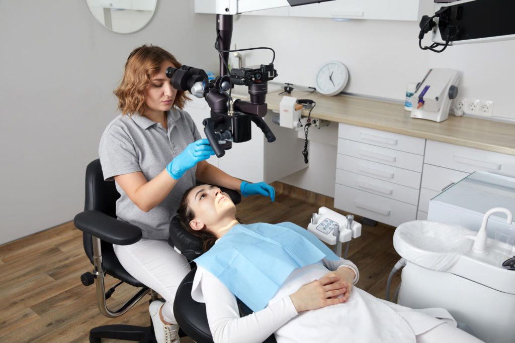 Mikroskop w stomatologii to narzędzie, które odmienia sposób diagnozowania i leczenia różnych schorzeń jamy ustnej.