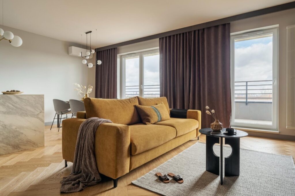 Współczesna technologia umożliwia również odtworzenie wyglądu antycznych podłóg przy użyciu nowoczesnych metod produkcji, co sprawia, że dębowe podłogi
są jeszcze bardziej popularne