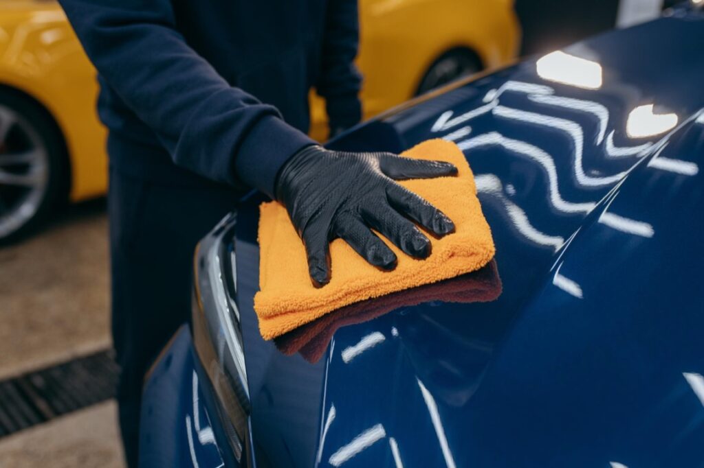 Polerowanie samochodu to nie tylko kwestia estetyki, ale także ochrona lakieru przed szkodliwymi czynnikami zewnętrznymi